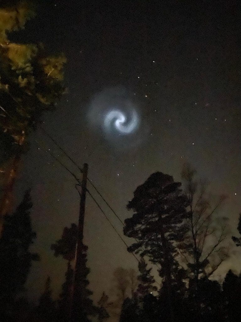 Bild på ljusfenomen fotograferat med min iphone på Södra Muskö, Stockholm, den 2025-03-24 21.12.10